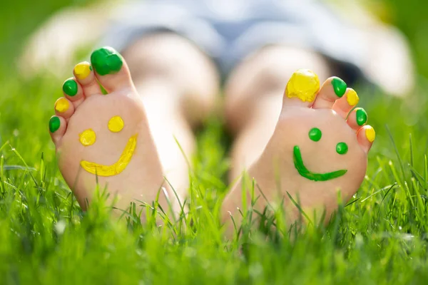 Happy Child Smile Feet Outdoor Kid Lying Green Spring Grass — Fotografia de Stock