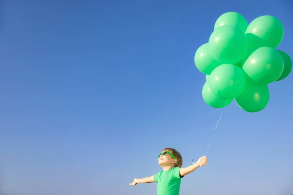 Szczęśliwe Dziecko Bawiące Się Jasnozielonymi Balonami Zewnątrz Dzieciak Bawiący Się — Zdjęcie stockowe