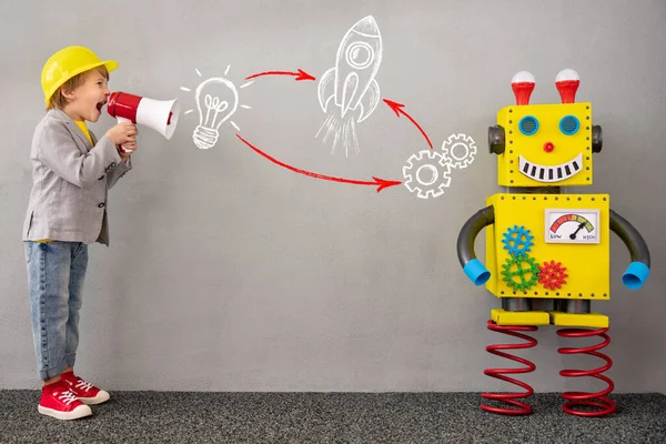 Niño Feliz Con Robot Chico Gracioso Jugando Casa Chico Gritando — Foto de Stock