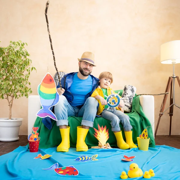 Glückliches Familienspiel Vater Und Sohn Beim Angeln Vater Und Kind — Stockfoto