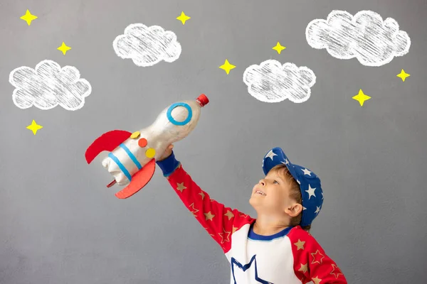 Щаслива Дитина Грає Іграшковою Ракетою Фоні Бетонних Стін Кід Прикидається — стокове фото