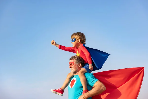 Superhjälte Senior Man Och Barn Leker Utomhus Super Hjälte Farfar — Stockfoto