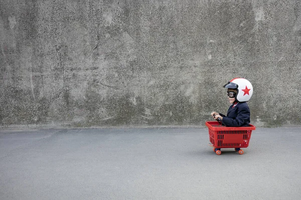 Niño Feliz Finge Ser Hombre Negocios Chico Divertido Montando Carrito —  Fotos de Stock