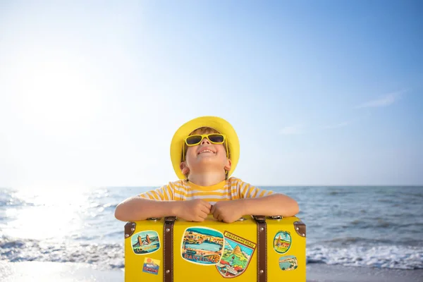快乐的孩子在蓝天的背景下享受阳光 带着手提箱在海滩玩乐的孩子 暑假和假日概念 — 图库照片