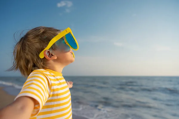 Šťastné Dítě Těší Slunce Pozadí Modré Oblohy Kluk Baví Pláži — Stock fotografie