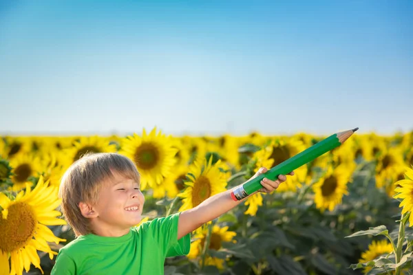 Gelukkige Kind Hebben Plezier Het Voorjaar Veld Van Zonnebloemen Outdoor — Stockfoto