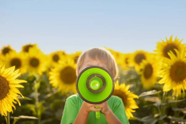 Gelukkig Kind Heeft Plezier Outdoo Het Voorjaar Veld Van Zonnebloemen — Stockfoto