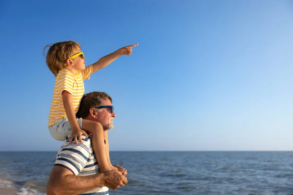 Feliz Familia Divirtiéndose Playa Abuelo Niño Contra Mar Azul Fondo —  Fotos de Stock