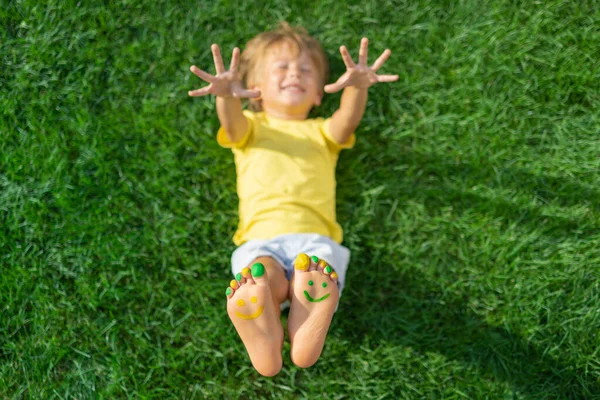 Happy Child Smile Feet Outdoor Kid Lying Green Spring Grass — Stockfoto