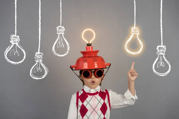 賢い子供はビジネスマンのふりをする 電球のヘルメットをかぶっている面白い子供 ビジネスアイデアのコンセプト — ストック写真