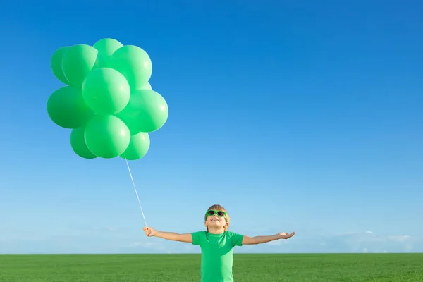 Bambino Felice Che Gioca Con Palloncini Multicolori Luminosi All Aperto — Foto Stock