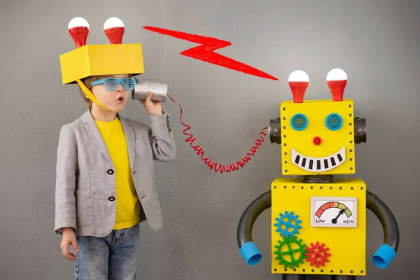 Счастливый Ребенок Роботом Забавный Ребенок Играет Дома Парень Слушает Жестяной — стоковое фото