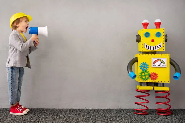 Ευτυχισμένο Παιδί Ρομπότ Αστείο Παιδί Παίζει Στο Σπίτι Αγόρι Φωνάζει — Φωτογραφία Αρχείου