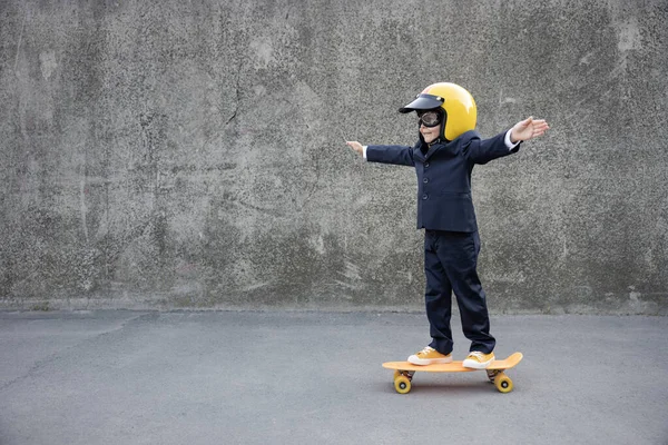 Niño Feliz Finge Ser Hombre Negocios Chico Divertido Montando Monopatín — Foto de Stock