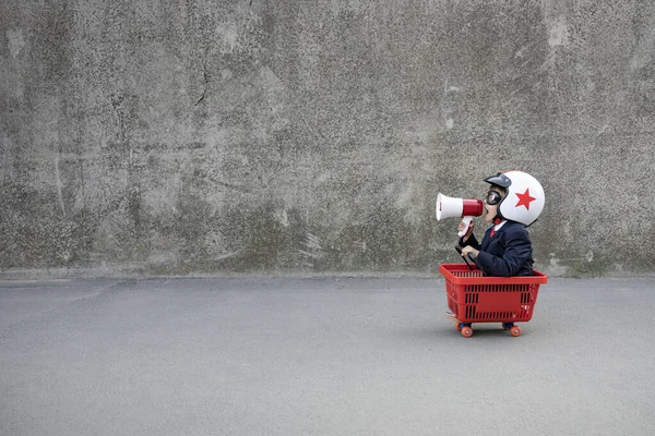 Glada Barn Låtsas Vara Affärsman Rolig Unge Ridning Kundvagn Utomhus — Stockfoto