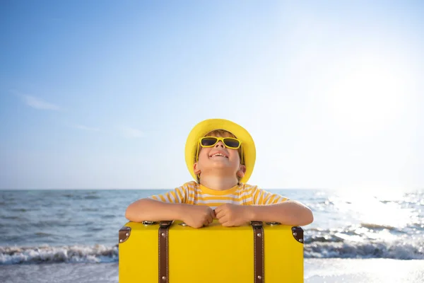 Criança Feliz Apreciando Sol Contra Fundo Céu Azul Miúdo Com — Fotografia de Stock