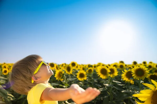 Glückliches Kind Das Spaß Frühlingsfeld Der Sonnenblumen Hat Außenporträt Eines — Stockfoto