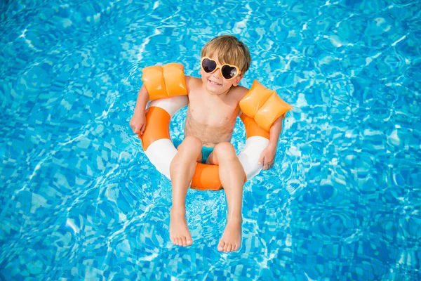 Šťastné Dítě Baví Prázdninách Dítě Hraje Bazénu Chlapec Oranžovým Nafukovacím — Stock fotografie