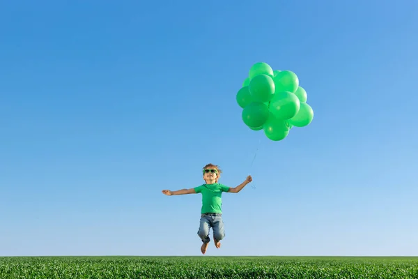 Niño Feliz Jugando Con Globos Multicolores Brillantes Aire Libre Niño —  Fotos de Stock