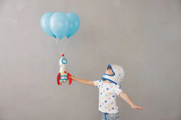 Boldog Gyermek Játszik Játék Rakéta Otthon Kölyök Űrhajósnak Adja Magát — Stock Fotó