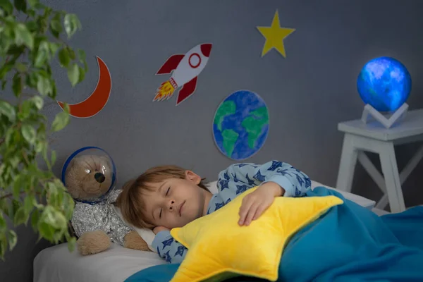 Glückliches Kind Das Mit Spielzeugrakete Und Teddybär Schläft Kind Gibt — Stockfoto