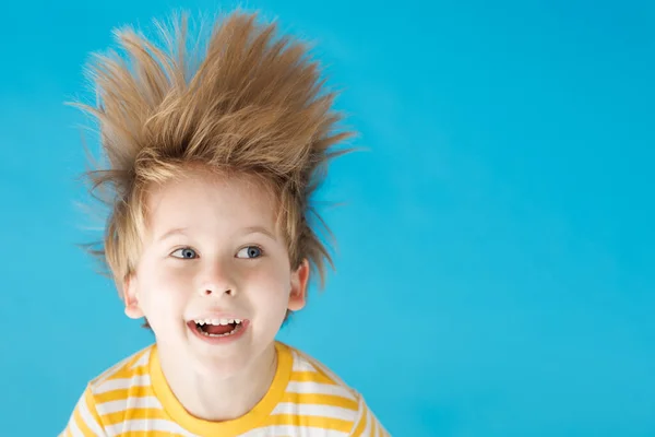 Joyeux Enfant Criant Sur Fond Papier Bleu Drôle Gamin Pendu — Photo