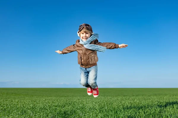Glückliches Kind Das Draußen Auf Der Frühlingshaften Grünen Wiese Springt — Stockfoto
