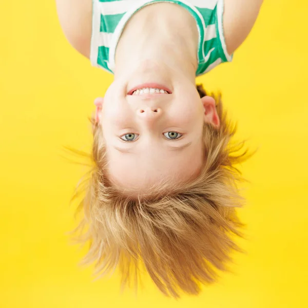 Ευτυχισμένο Παιδί Χαμογελά Κίτρινο Φόντο Χαρτί Αστείο Παιδί Κρέμεται Ανάποδα — Φωτογραφία Αρχείου