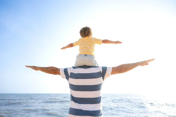 Glückliche Familie Die Spaß Strand Hat Vater Und Sohn Vor — Stockfoto