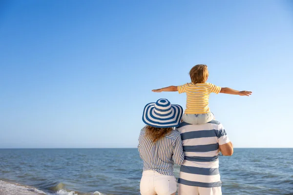 Mutlu Aile Sahilde Eğleniyor Anne Baba Çocuk Mavi Deniz Gökyüzü — Stok fotoğraf