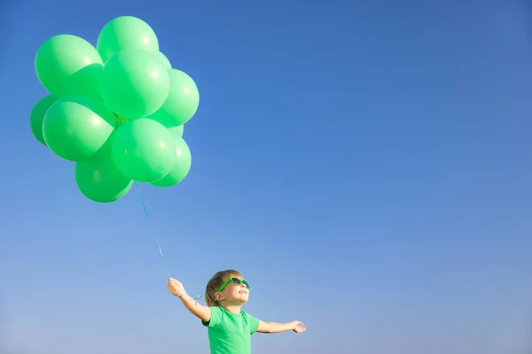 Szczęśliwe Dziecko Bawiące Się Jasnozielonymi Balonami Zewnątrz Dzieciak Bawiący Się — Zdjęcie stockowe
