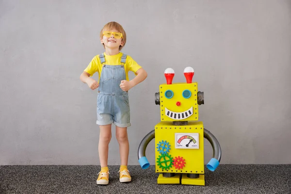 Niño Feliz Con Robot Chico Gracioso Jugando Casa Concepto Éxito — Foto de Stock