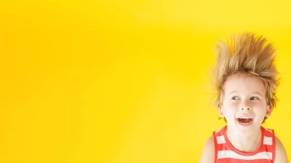 Szczęśliwe Dziecko Krzyczące Żółtym Tle Papieru Zabawny Dzieciak Wiszący Góry — Zdjęcie stockowe
