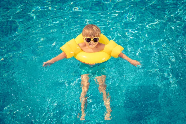 暑假快乐的孩子 孩子们在游泳池里玩耍 戴黄色充气环的男孩 积极健康的生活方式概念 — 图库照片