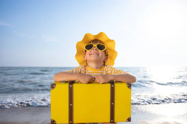 Criança Feliz Apreciando Sol Contra Fundo Céu Azul Miúdo Com — Fotografia de Stock