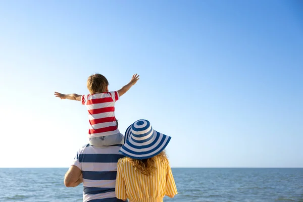 Família Feliz Divertindo Praia Mãe Pai Filho Contra Fundo Azul — Fotografia de Stock