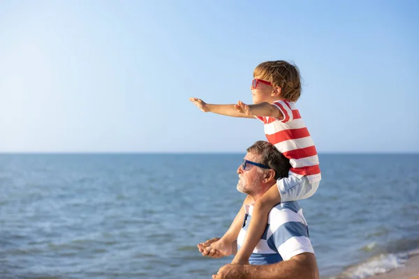 Feliz Familia Divirtiéndose Playa Abuelo Niño Contra Mar Azul Fondo —  Fotos de Stock