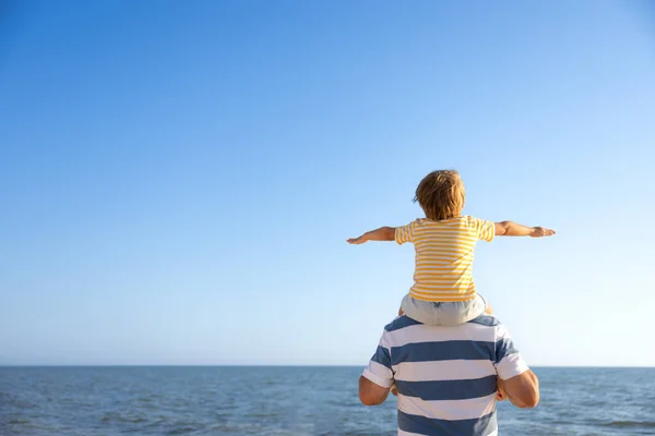 Šťastná Rodina Baví Pláži Otec Syn Pozadí Modrého Moře Oblohy — Stock fotografie