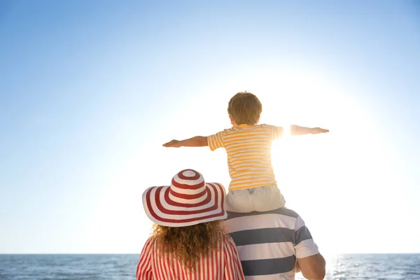 Bonne Famille Amuser Sur Plage Mère Père Enfant Sur Fond — Photo