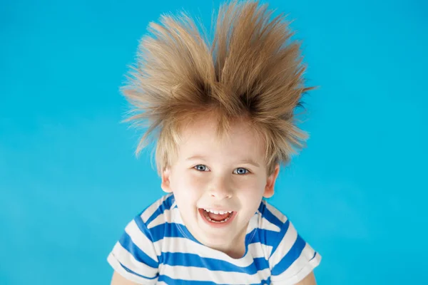 Bambino Felice Urlando Sullo Sfondo Carta Blu Ragazzo Divertente Appeso — Foto Stock