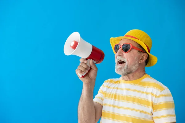 Glücklicher Reiselustiger Senior Person Schreit Über Lautsprecher Sommerurlaub Und Urlaubskonzept — Stockfoto
