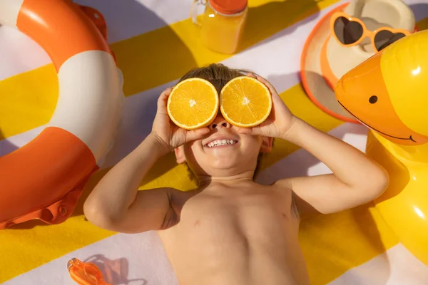 Счастливый Ребенок Держит Кусочки Апельсиновых Фруктов Солнцезащитные Очки Парень Полосатой — стоковое фото