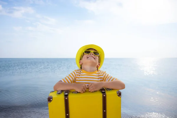 Ευτυχισμένο Παιδί Που Απολαμβάνει Τον Ήλιο Φόντο Τον Γαλάζιο Ουρανό — Φωτογραφία Αρχείου