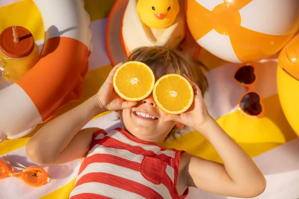 Niño Feliz Sosteniendo Rebanadas Fruta Naranja Como Gafas Sol Chico —  Fotos de Stock