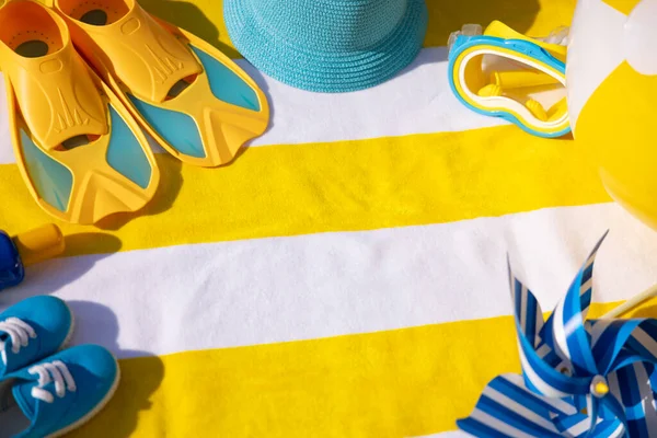 黄色のストライプタオルのビーチアクセサリー 夏休みのコンセプト — ストック写真