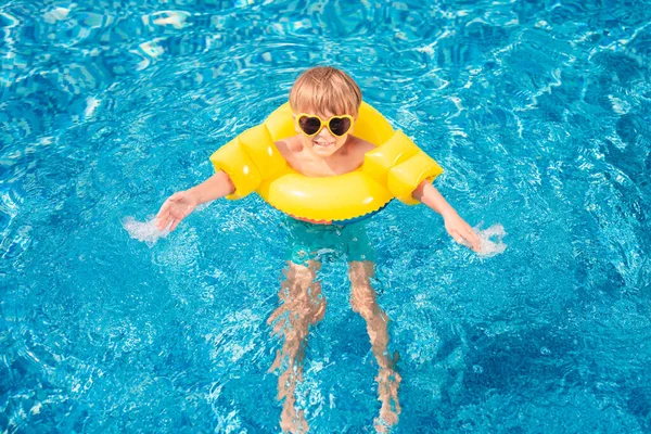 Chico Feliz Divirtiéndose Vacaciones Verano Niño Jugando Piscina Concepto Estilo — Foto de Stock