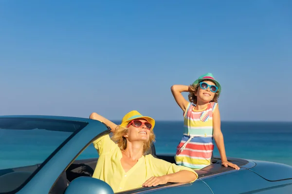Szczęśliwej Podróży Rodzinnej Samochodem Morzu Matka Dziecko Bawią Się Niebieskim — Zdjęcie stockowe