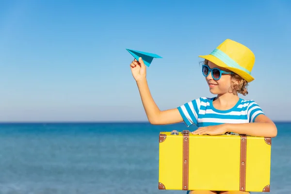 Criança Com Mala Vintage Nas Férias Verão Menina Divertindo Praia — Fotografia de Stock