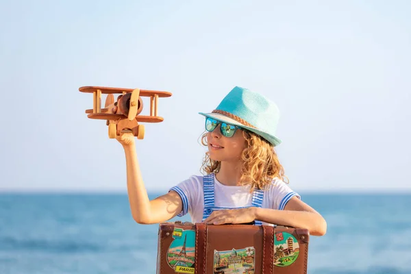 Niño Con Maleta Vintage Vacaciones Verano Chica Jugando Con Avión — Foto de Stock
