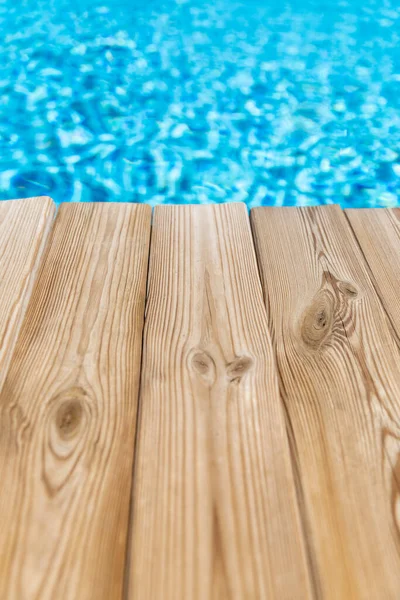 Holzuntergrund Vor Verschwommenem Wasser Sommerferienkonzept — Stockfoto
